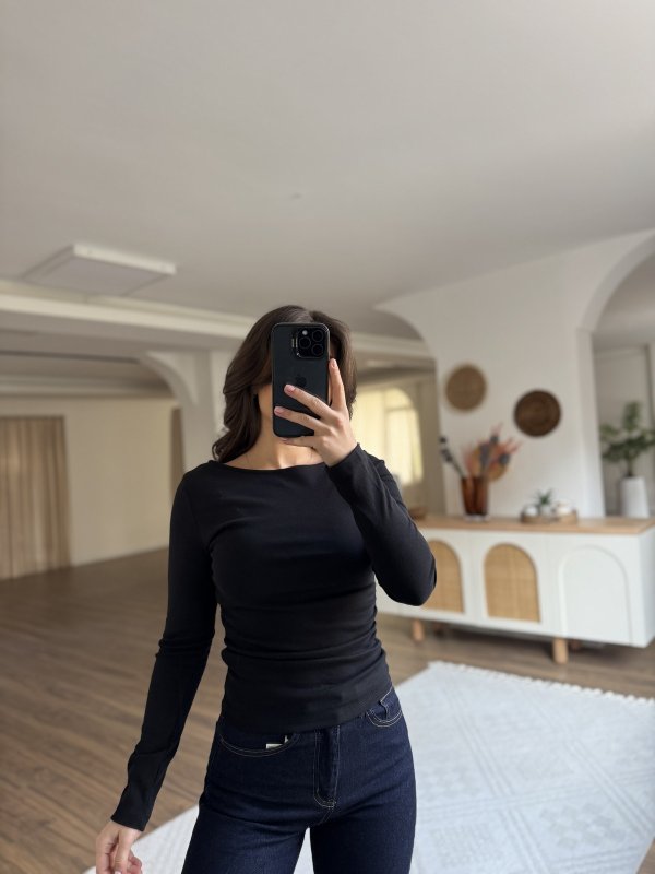 KAYIK YAKA YAN BÜZGÜLÜ UZUN KOL BLUZ