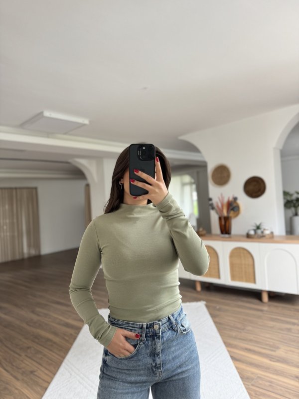 DİK YAKA PAMUK LİKRALI UZUN KOL BLUZ