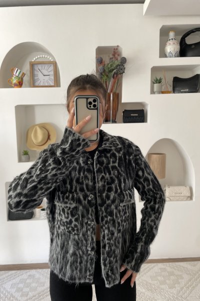 CEPLİ YAKALI LEOPAR DESEN HIRKA