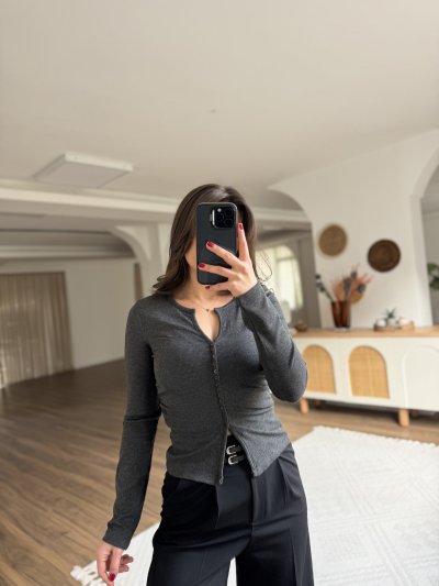 KÜÇÜK SIRA DÜĞME DETAY YAN BÜZGÜ VİSKON BLUZ