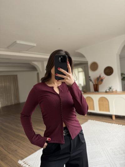 KÜÇÜK SIRA DÜĞME DETAY YAN BÜZGÜ VİSKON BLUZ