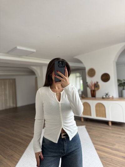 KÜÇÜK SIRA DÜĞME DETAY YAN BÜZGÜ VİSKON BLUZ