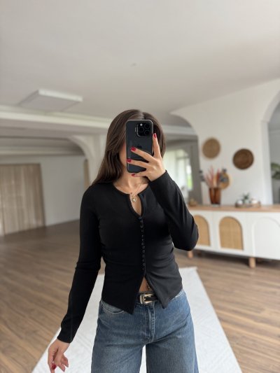 KÜÇÜK SIRA DÜĞME DETAY YAN BÜZGÜ VİSKON BLUZ