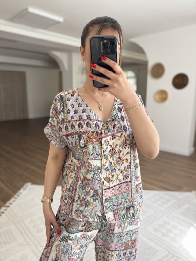 V YAKA KEMİK DÜĞME DESENLİ VİSKON BLUZ