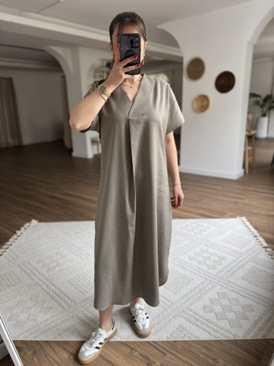 V YAKA DÜŞÜK KOL ETEĞİ OVAL KETEN ELBİSE