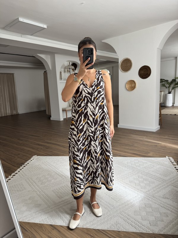 V YAKA CEPLİ DESENLİ VİSKON ELBİSE