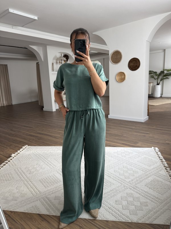 KISA KOL BLUZ BEL LASTİK PANTOLON PARLAK DOKU TAKIM