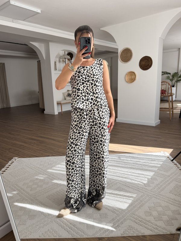 SIFIR KOL LEOPAR DESEN JAKARLI BLUZ PANTOLON TAKIM