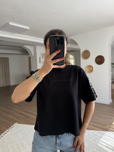 CK OMUZ ŞERİT YAZI FLOK BASKI KISA PAMUK SALAŞ TİŞÖRT