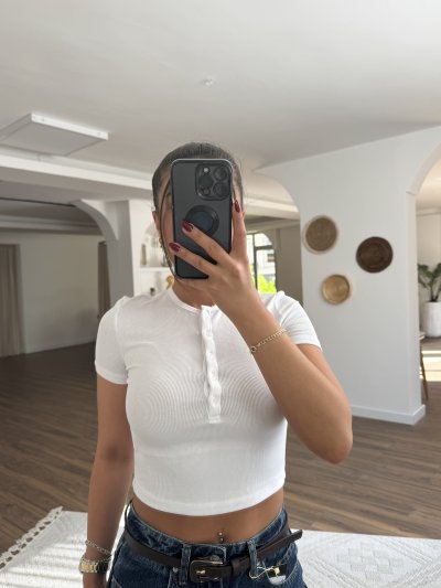 DÜĞMELİ VİSKON KISA LİKRALI CROP TİŞÖRT