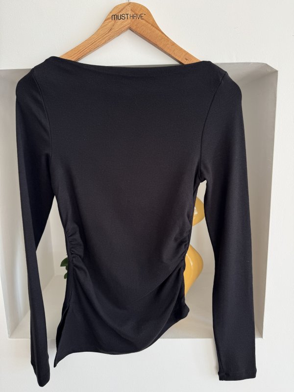 KAYIK YAKA ETEĞİ ASİMETRİK YAN BÜZGÜ PAMUK MODAL BLUZ