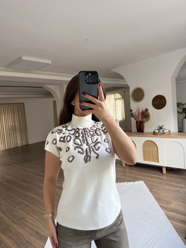 DİK YAKA PAYETLİ LAZER KESİM ENSE FERMUAR BLUZ