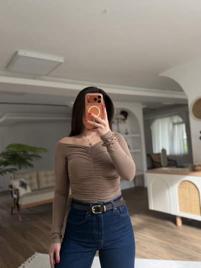 ÖN ARKA BÜZGÜ PARMAK GEÇME OMUZ AÇIK BLUZ