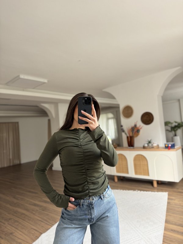 ÖN BÜZGÜLÜ KENAR DİKİŞSİZ VİSKON BLUZ