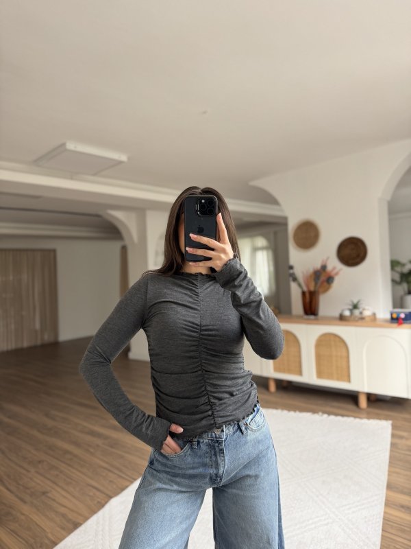 ÖN BÜZGÜLÜ KENAR DİKİŞSİZ VİSKON BLUZ