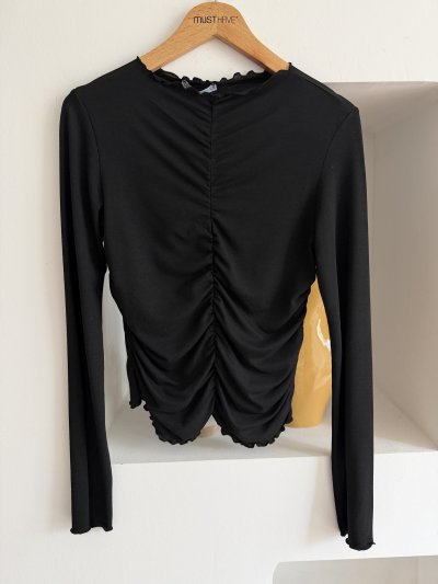 ÖN BÜZGÜLÜ KENAR DİKİŞSİZ VİSKON BLUZ