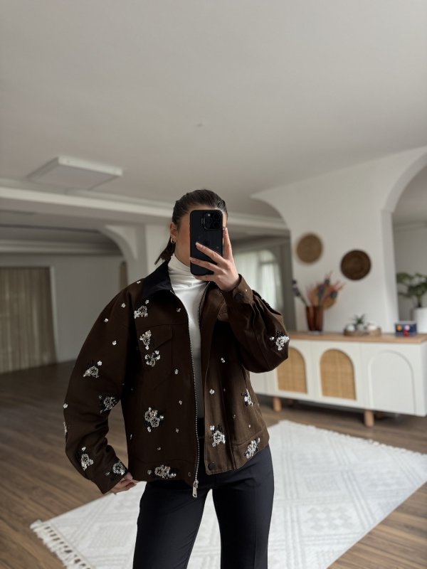 KONTRAST YAKA BONCUK İŞLEME ASTARLI PAMUK CEKET