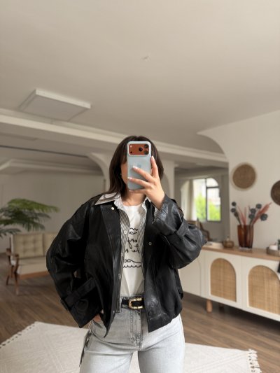 GÖMLEK YAKA DETAY BRİTLİ BEL LASTİK SUNİ DERİ CEKET