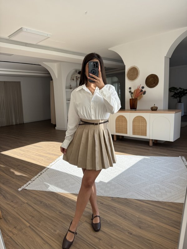 ÜSTÜ GÖMLEK ETEĞİ SÜET PİLE KEMERLİ MİNİ ELBİSE