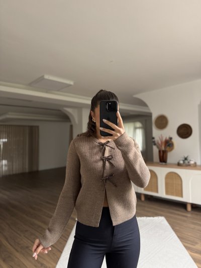 İNCİLİ FİYONK AKSESUARLI YÜN KARIŞIM HIRKA