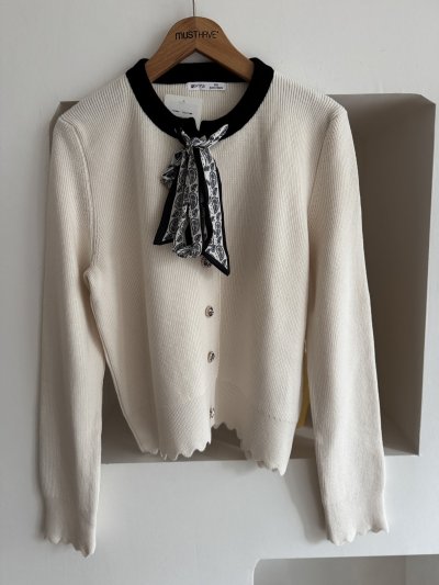 FULARLI KUMAŞ DÜĞME KOL VE ETEK UCU DALGALI HIRKA