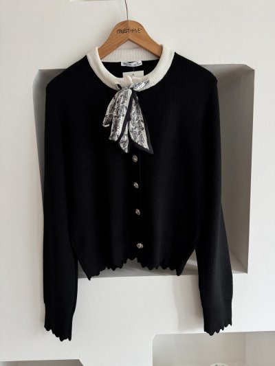 FULARLI KUMAŞ DÜĞME KOL VE ETEK UCU DALGALI HIRKA