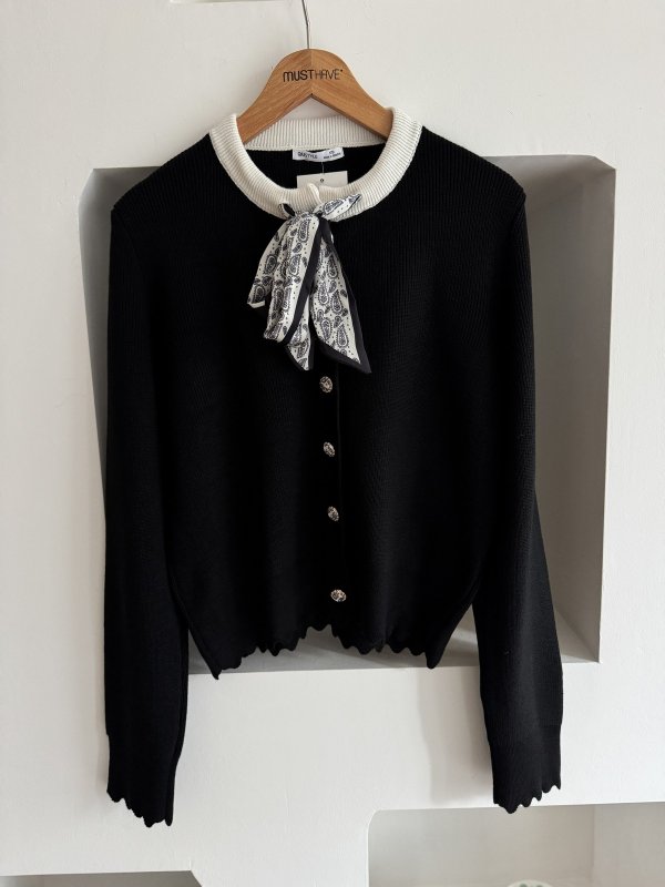 FULARLI KUMAŞ DÜĞME KOL VE ETEK UCU DALGALI HIRKA