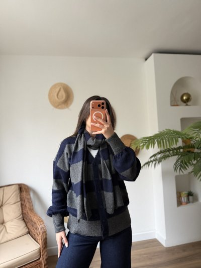 V YAKA DÜĞMELİ ATKILI ÇİZGİLİ HIRKA