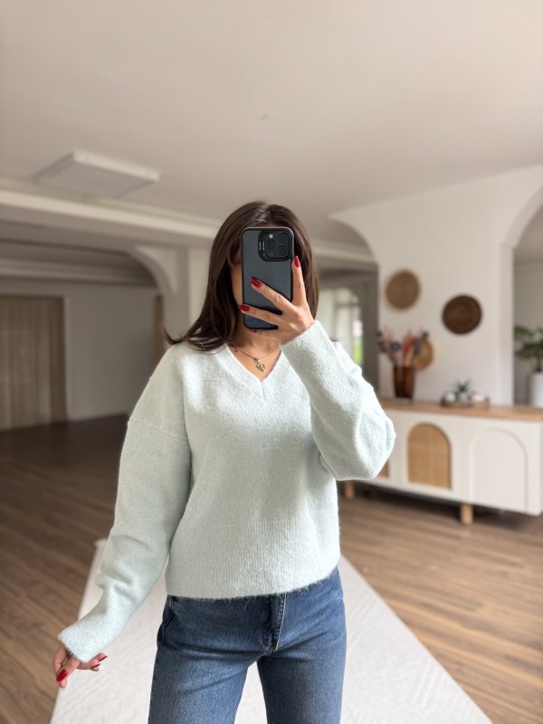 V YAKA YUMUŞAK DOKU YÜN KARIŞIMLI DÜŞÜK OMUZ KAZAK