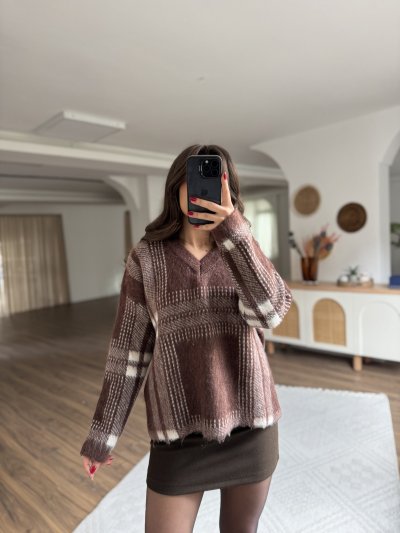 V YAKA ÇİZGİLİ ŞARDONLU KAZAK