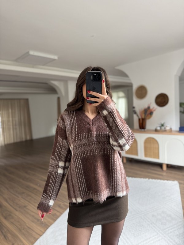 V YAKA ÇİZGİLİ ŞARDONLU KAZAK