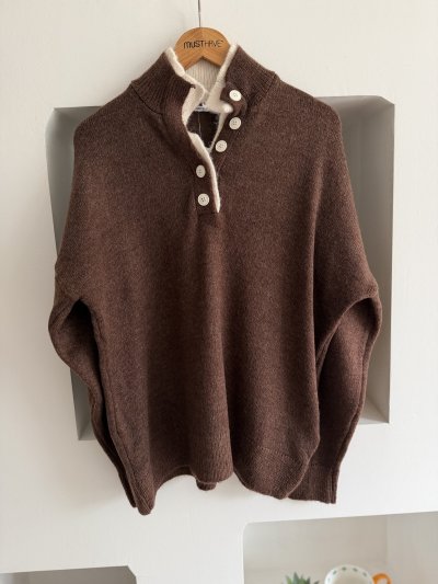 ÇİFT DİK YAKA DÜĞMELİ SALAŞ KAZAK