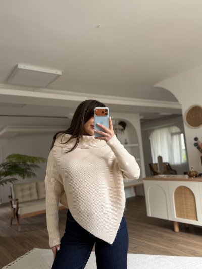 MADONNA YAKA ÜÇGEN KESİM KAZAK