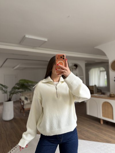 DİK YAKA FERMUARLI KAZAK