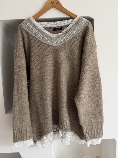 V YAKA BONCUK İŞLEME DANTEL DETAY KAZAK