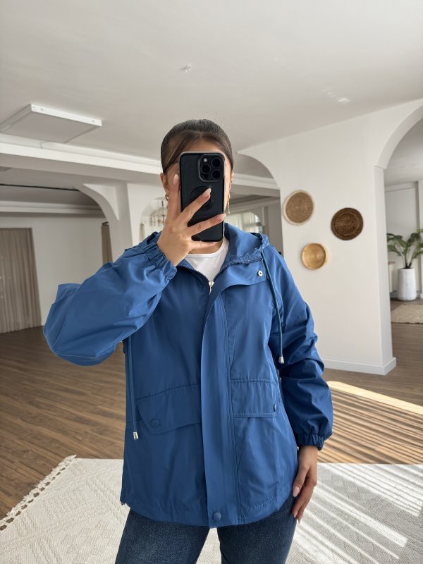 KAPÜŞONLU BEL BÜZGÜ DETAY İNCE YAĞMURLUK