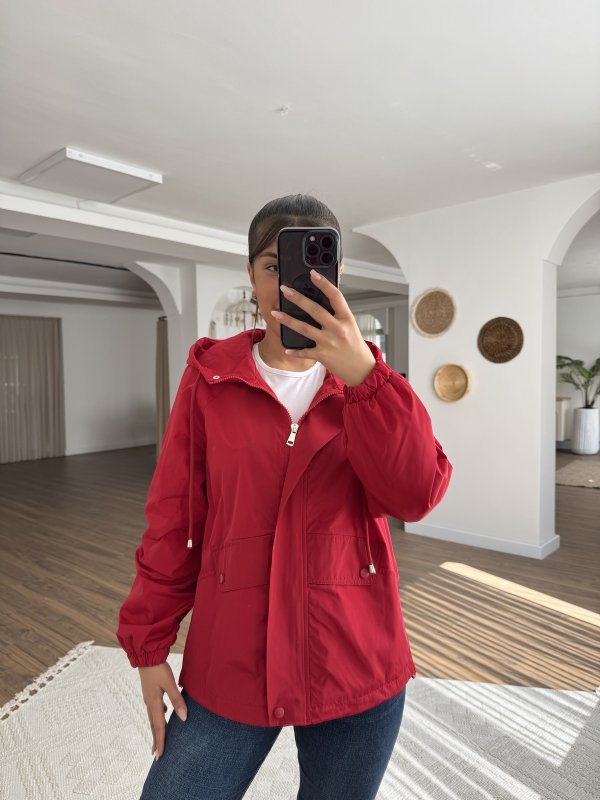 KAPÜŞONLU BEL BÜZGÜ DETAY İNCE YAĞMURLUK