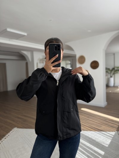 KAPÜŞONLU BEL BÜZGÜ DETAY İNCE YAĞMURLUK