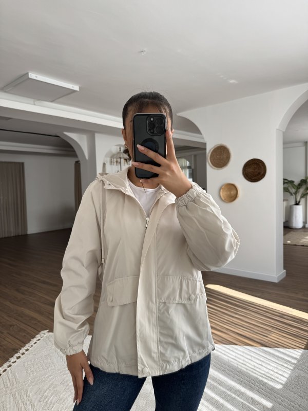 KAPÜŞONLU BEL BÜZGÜ DETAY İNCE YAĞMURLUK