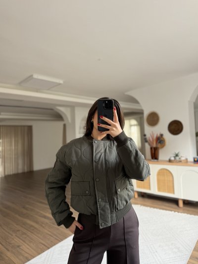 TRİKO YAKA DİKİŞ DETAY DOLGULU KISA MONT