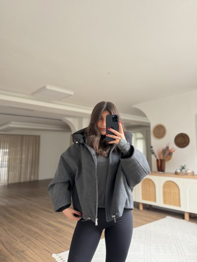 KAPÜŞONU ÇIKABİLİR BEL BÜZGÜ DETAY KISA KAŞE MONT