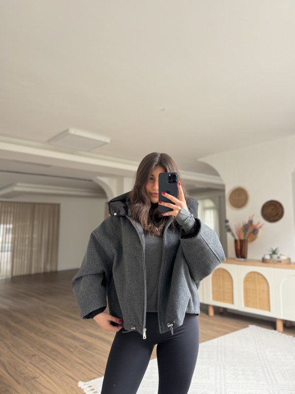 KAPÜŞONU ÇIKABİLİR BEL BÜZGÜ DETAY KISA KAŞE MONT