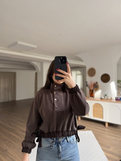 BEL BÜZGÜ BAĞLAMA DİK YAKA ÇITÇITLI KISA MODAL SWEAT