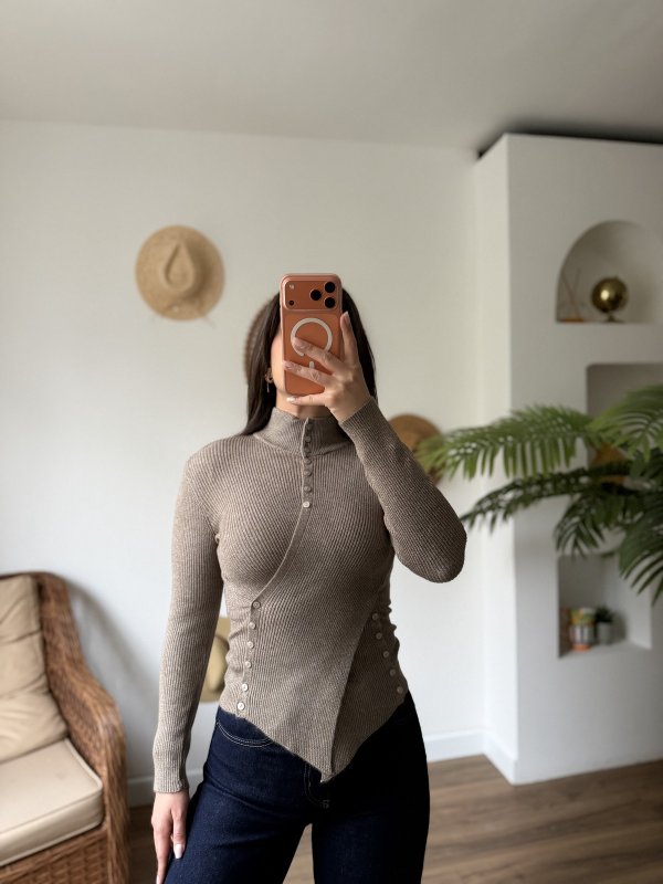 BELDEN DÜĞMELİ DİK YAKA TRİKO