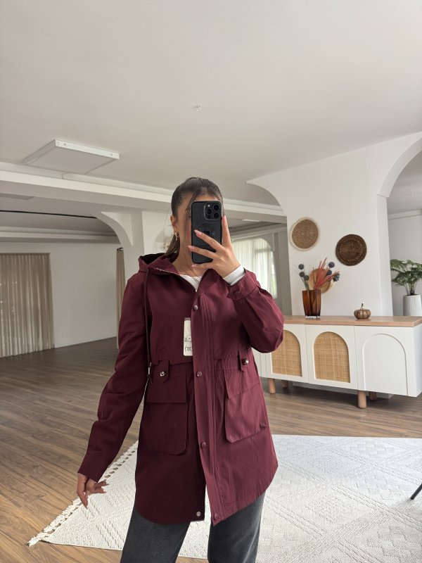 KAPÜŞONLU BEL BÜZGÜ CEP DETAY VİSKON KISA TRENÇ