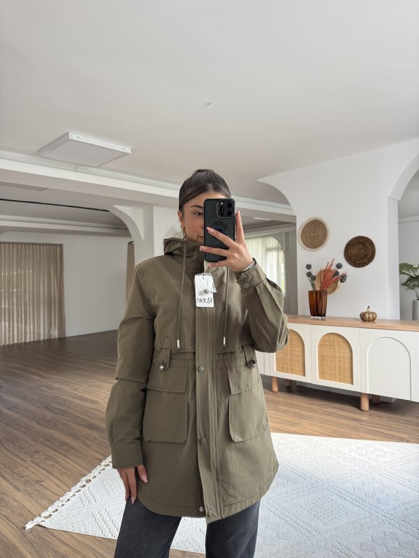 KAPÜŞONLU BEL BÜZGÜ CEP DETAY VİSKON KISA TRENÇ