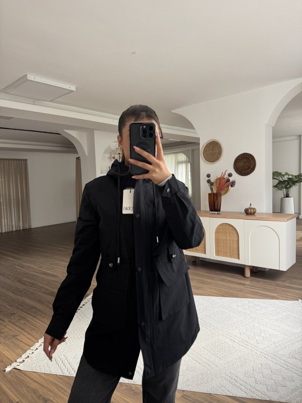 KAPÜŞONLU BEL BÜZGÜ CEP DETAY VİSKON KISA TRENÇ