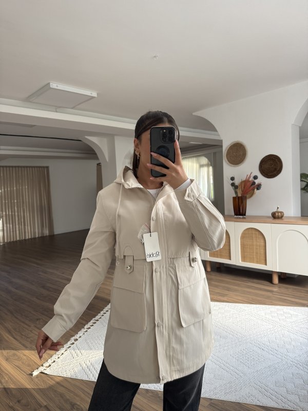 KAPÜŞONLU BEL BÜZGÜ CEP DETAY VİSKON KISA TRENÇ