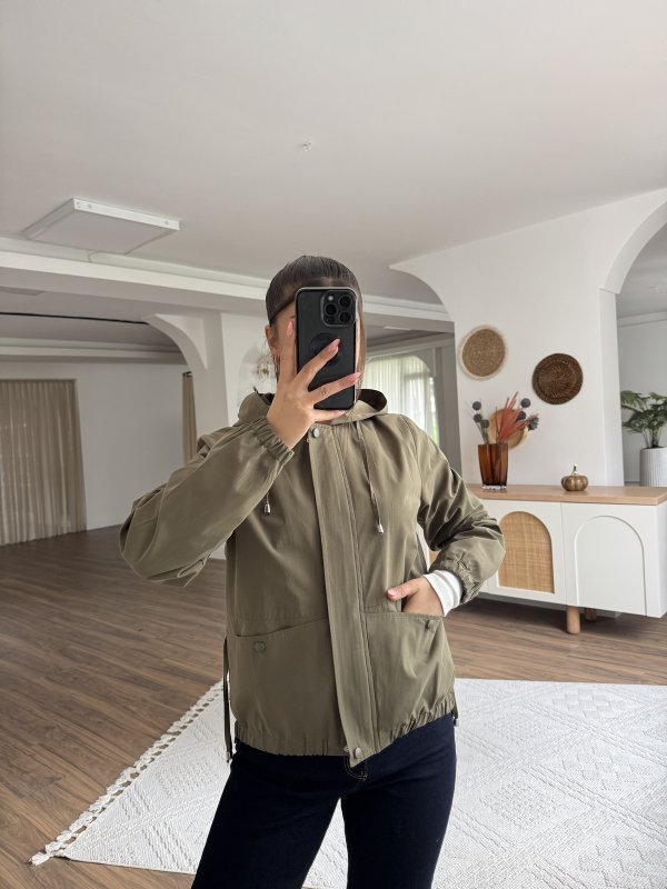 KAPÜŞONLU KOL VE ÖN BEL LASTİK KISA VİSKON TRENÇ