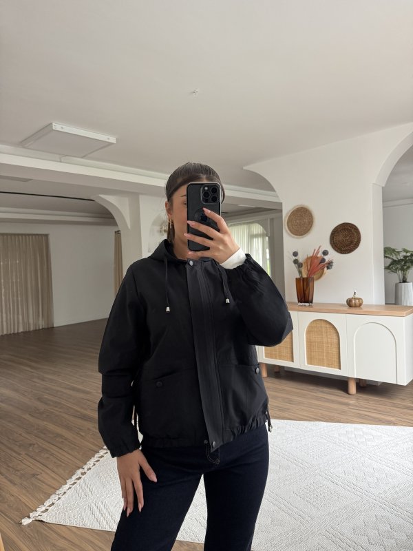 KAPÜŞONLU KOL VE ÖN BEL LASTİK KISA VİSKON TRENÇ